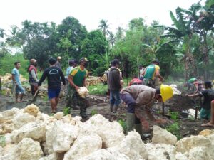Satgas TNI Bantu Warga Bangun Asrama Ponpes di Kampung Koya Koso