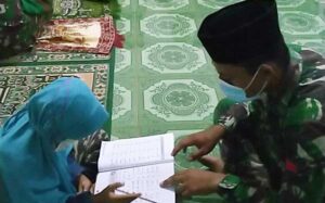 Anggota Satgas Yonif 611/AWL Jadi Guru Mengaji di Perbatasan RI-PNG