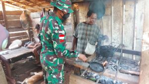 Satgas TNI Bantu Warga Kampung Toray Buat makanan Bernilai Ekonomis