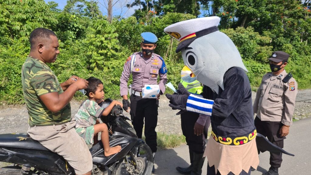 Himbau Prokes, Maskot Si Brintas Sambangi Dua Kampung
