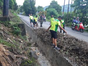 Peduli Lingkungan, Personel Bintaldam Cenderawasih Bersihkan Sampah