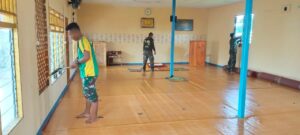 Babinsa dan Satgas Pamrahwan Bersama Warga Bersihkan Musholah