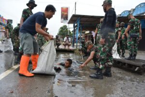 Antisipasi Banjir, Babinsa Koramil Wamena Bersihkan Saluran Drainase