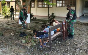 Gelar Bimbel, Personel Satgas YR 100/PS Jadi Guru di Perbatasan RI-PNG