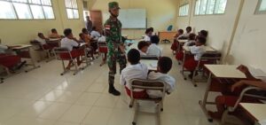 Satgas TNI Berikan Pelajaran Wawasan Kebangsaan Bagi Siswa SD