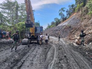 Satgas Yonif 312/KH Dampingi Dirjen Bina Marga Bersihkan Jalan Tertimbun Longsor