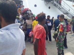 Kodim Mimika Aktif Awasi Mobilitas Penumpang Kapal di Pelabuhan Pomako