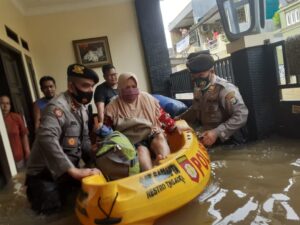 Tim TNI-Polri Turun Tangan Evakuasi Korban Banjir