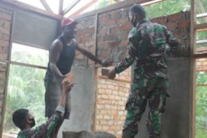 Satgas Yonif 611/AWL Bangun Rumah Warga di Perbatasan RI-PNG
