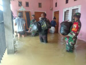 Koramil Sentani Bantu Warga BTN Yang Terdampak Banjir