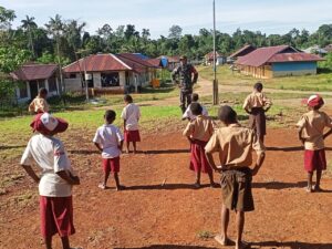 Babinsa Koramil 1711-02/MDT Olahraga Bersama Siswa SD Autriop