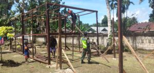 Babinsa Koramil Biak Bantu Pembuatan Rumah Taman Bunga Hias