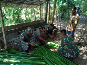 Berbagi Ilmu, TNI dan Warga Membuat Atap Rumbia di Perbatasan RI-PNG