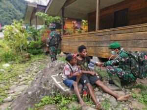 Satgas Pamrahwan 756/WMS Gelar Pengobatan Keliling di Tembagapura
