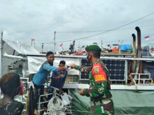 Terapkan Prokes Covid-19, Babinsa Koramil Mapurujaya Bagikan Masker Gratis