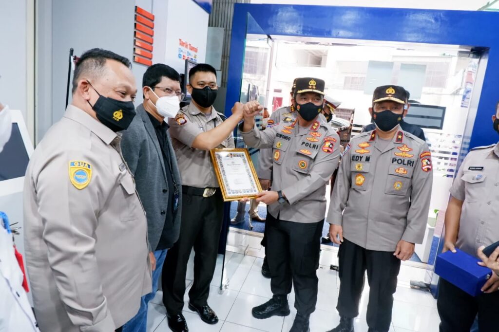 Polri Ganjar Penghargaan Kepada Satpam BRI di Makassar