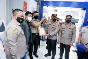 Polri Ganjar Penghargaan Kepada Satpam BRI di Makassar