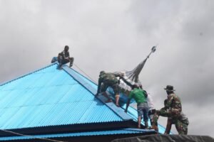Satgas Yonif 312/KH Pasang Kuba Mushola Baru Kampung Senggi