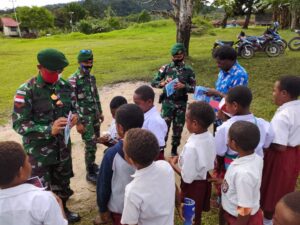 Begini Cara TNI Bangkitkan Semangat Belajar Anak – Anak Papua