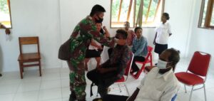 Babinsa Koramil 1712-01/Sarmi Ajak Warga Pakai Masker