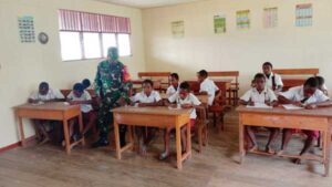 Tingkatkan SDM Papua, TNI Bantu Mengajar di Sekolah