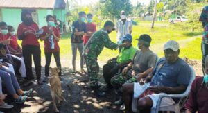 Cegah Penyebaran Covid-19, Babinsa Sampaikan Pesan Ke Rumah Warga