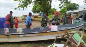 Babinsa Sarmi Kota Sosialisasikan Prokes Covid-19 ke Nelayan Pesisir