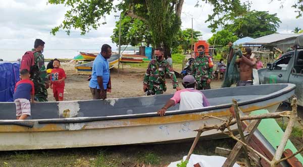 Babinsa Sarmi Kota Sosialisasikan Prokes Covid-19 ke Nelayan Pesisir 12 Babinsa Sarmi Kota Sos Nelayan Pesisir