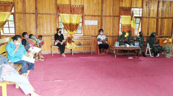 Babinsa Wamena dan Satgas Covid-19 Bersinergi Edukasi Warga 1 Babinsa Wamena Satgas C19 Edukasi Warga
