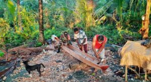 Tingkatkan Kebersamaan, Babinsa Yapsel Bantu Warga Buat Perahu