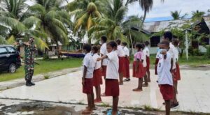Tanamkan Disiplin Sejak Dini, Babinsa Yapsel Latihkan PBB di Sekolah