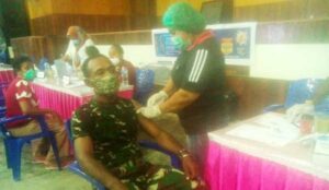 Jadi Contoh Warga, Babinsa Yaptim Terima Suntikan Vaksin Covid-19