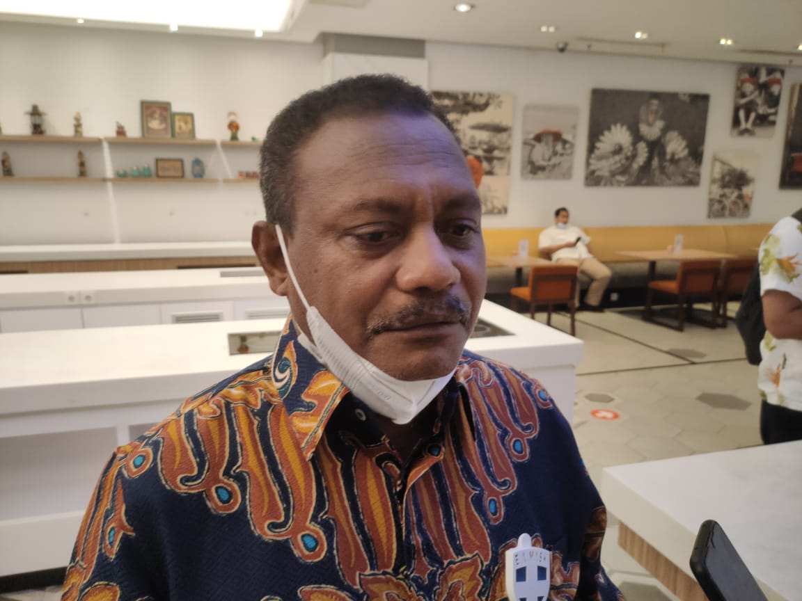 Bupati Teluk Bintuni Ir Petrus Kasihiw.M.T