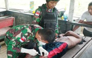 Dokter Satgas TNI Tangani Warga yang Terluka di Perbatasan Papua