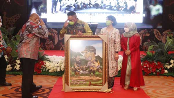 Komjen Pol PW dapat Cendera mata