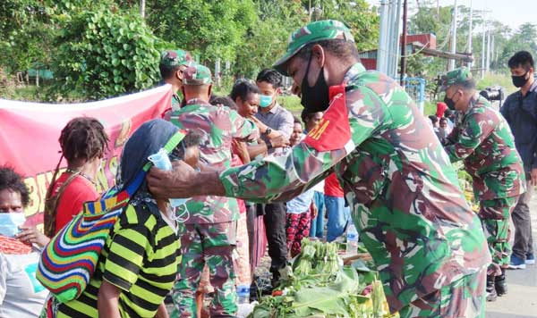 Koramil Kuala Kencana Bagikan Masker ke Mama Penjual Sayur 10 Koramil Kuala Kencana Bagi2 Masker