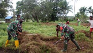 Jelang Paskah, Satgas TNI Pos Toray Bantu Warga Bersihkan Gereja