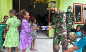 Jelang Purna Tugas, Satgas TNI Bagi-bagi Alkitab di Batas RI-PNG