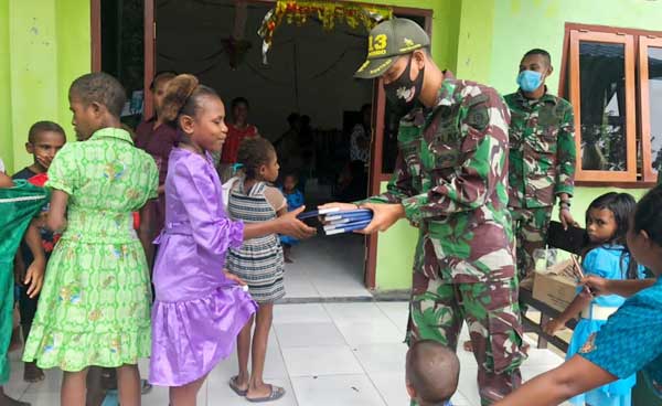Satgas TNI Bagi2 Alkitab Batas Negara