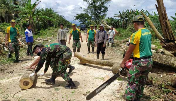 Satgas TNI Bersihkan Jalan Ujung Batas RI PNG