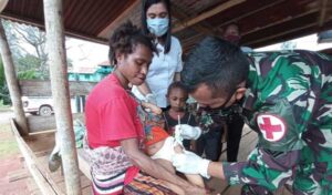 Satgas TNI Beri Layanan Kesehatan dan Imunisasi Balita di Kp Kanggewot