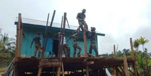 Wujud Kemanunggalan, Satgas TNI Bantu Renovasi Rumah Ondoafi di Kp Tatakra