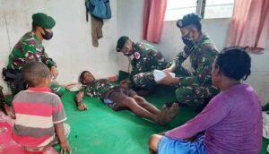 Peduli Kesehatan, Satgas TNI Obati Warga Kampung Kobakma