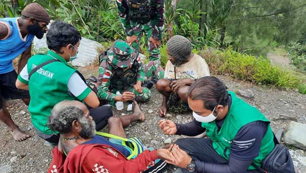 Sinergitas Satgas TNI – Dinkes Mimika Layani Kesehatan Warga Opitawak