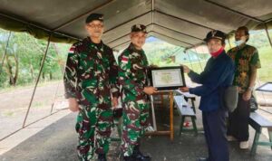 Wujud Ucapan Terima kasih, Kepala Kampung Beri Piagam kepada Satgas TNI