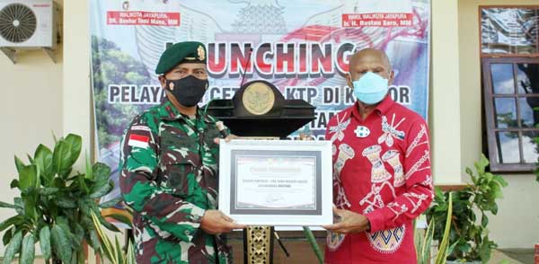 Satgas TNI Terima Penghargaan Walkot JPR