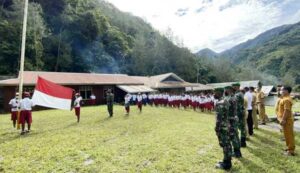 Tumbuhkan Nasionalisme, Satgas TNI Latih Upacara Penaikkan Bendera di Tsinga