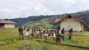 Bakti TNI Bersama Warga dan Pelajar di Puncak Jaya