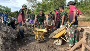 Personel TNI Putra Asli Kawagit Ikut Serta Bangun Kampung