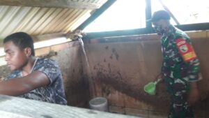 Babinsa Mapurujaya Bantu Warga Bersihkan Bak Penampung Air